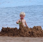 emile-voleur-de-chateau-de-sable